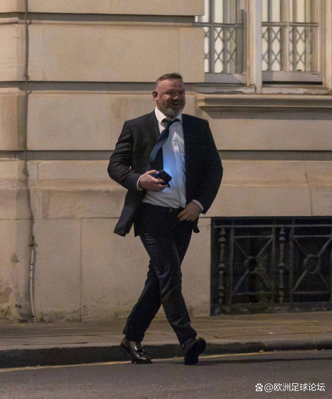 关于南美洲足球巨星状态下滑，鲁尼传言或将重返英国足坛的信息