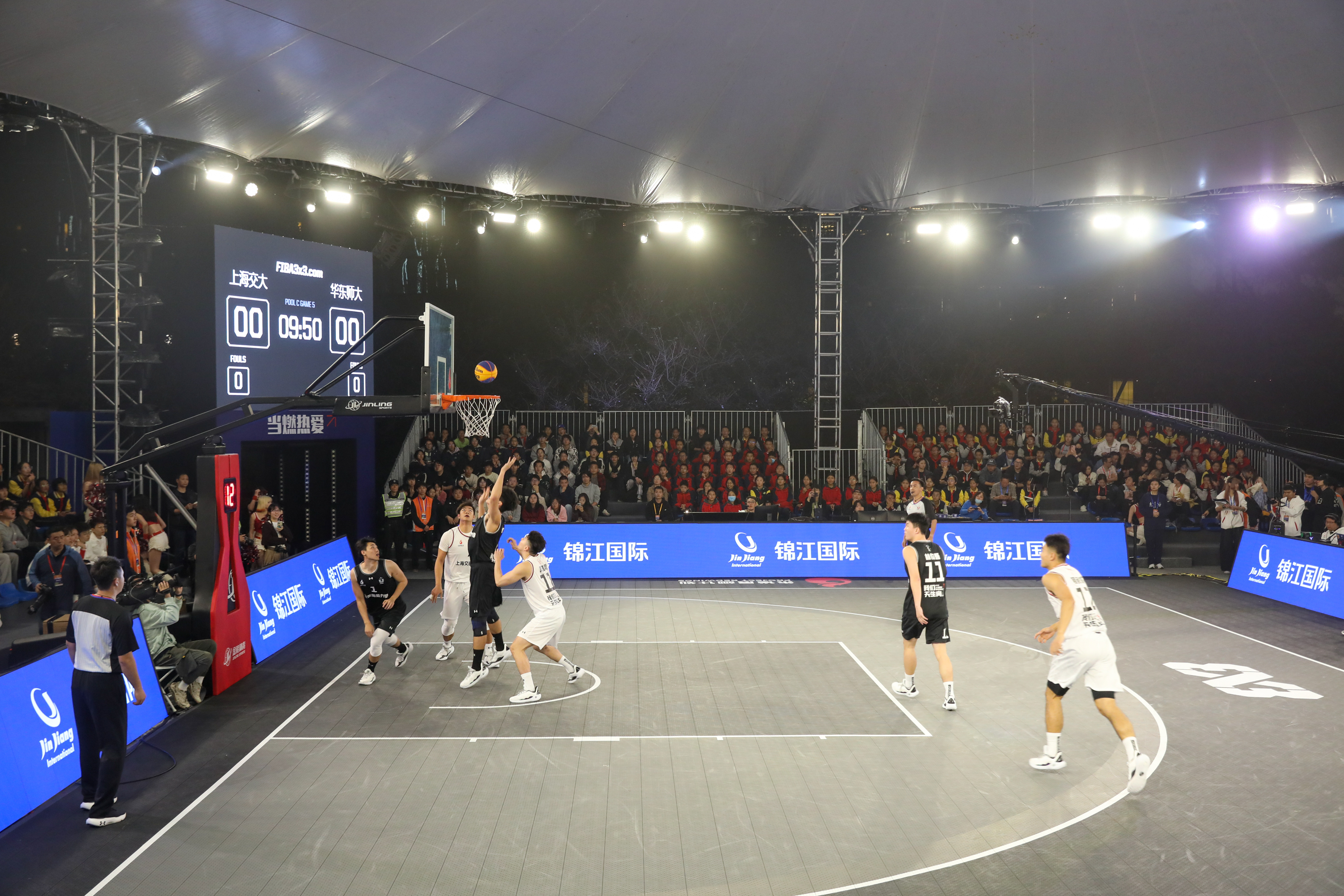 一场精彩的篮球比赛在中国篮球联赛上演