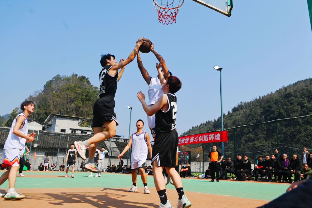 一场精彩的篮球比赛在中国篮球联赛上演