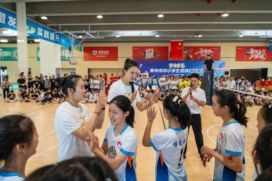 运动员们在比赛中展示团队合作与个人实力