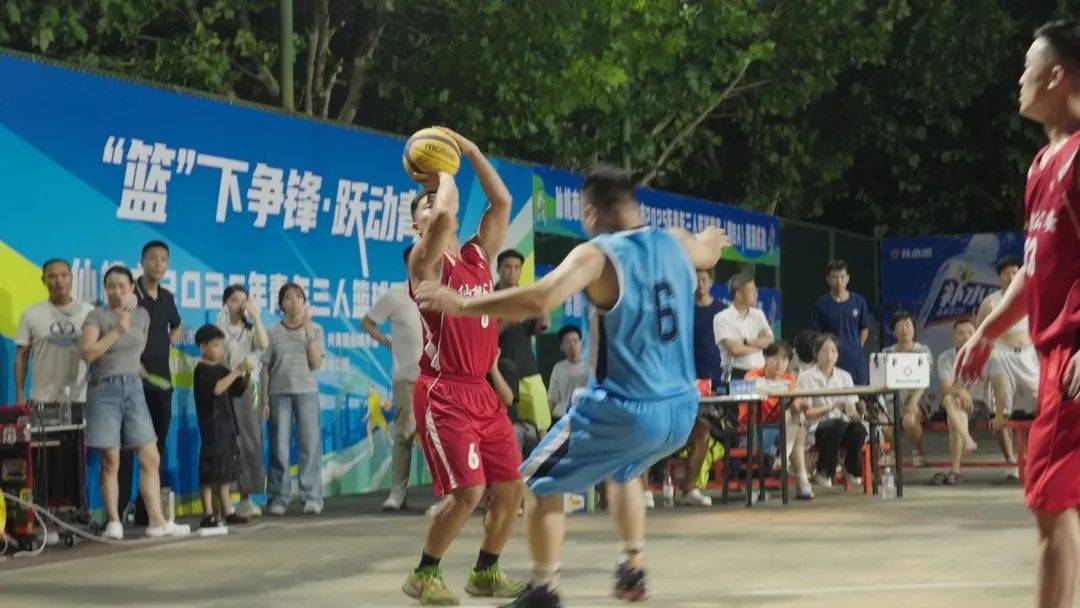 球员们拼尽全力，展现出色的球技和团队合作