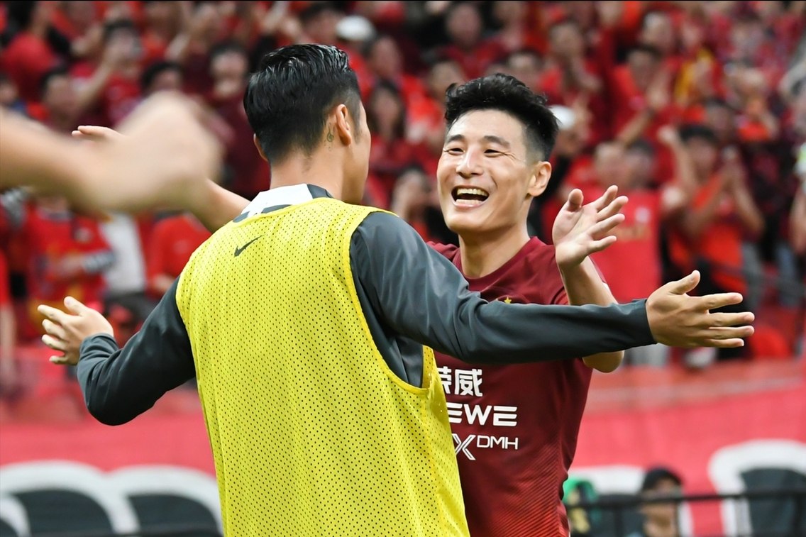 关于上港狂胜：连续五场不败，稳坐积分榜首位的信息