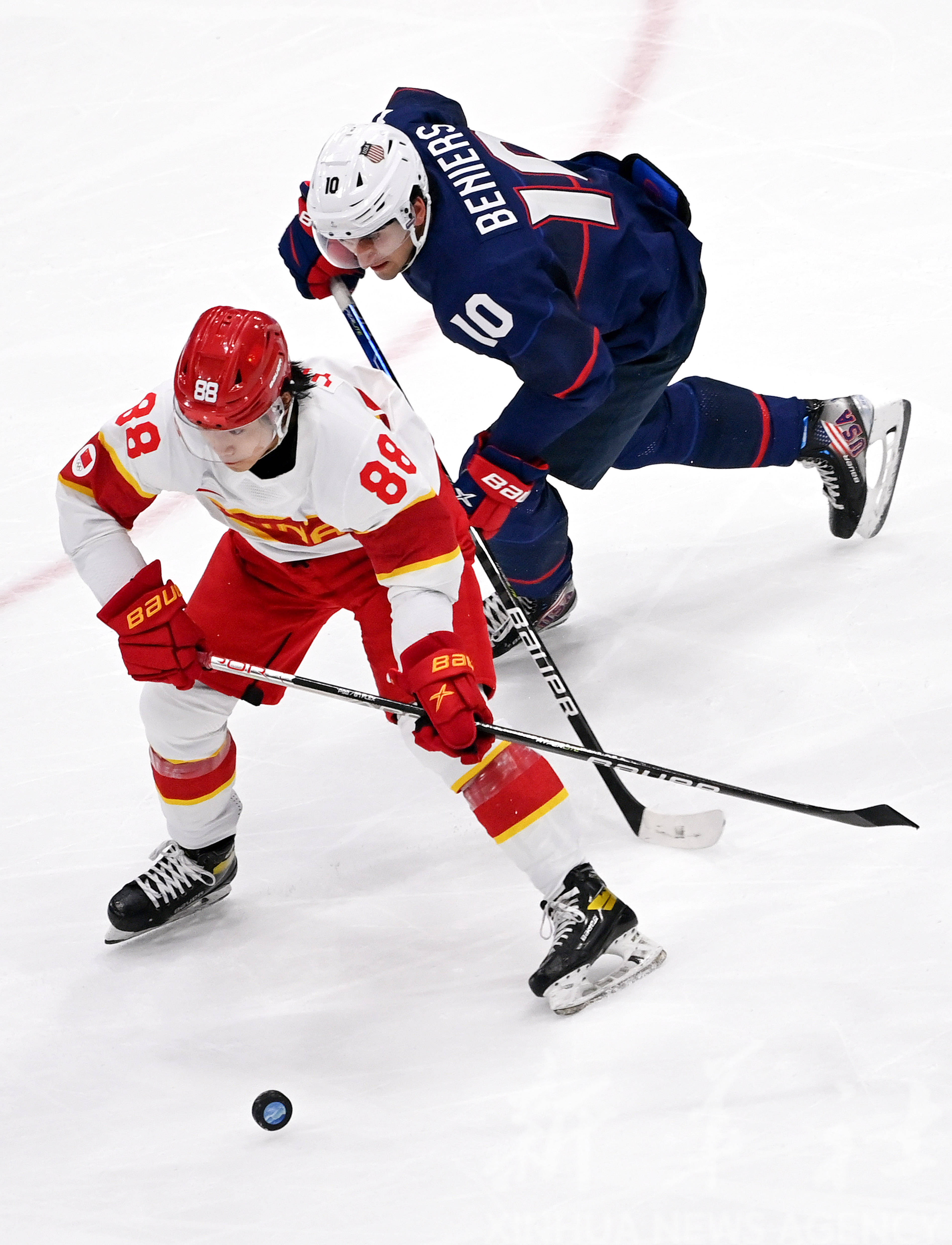 一场经典之战!冰球点燃球迷热情 一场经典之战!冰球点燃球迷热情