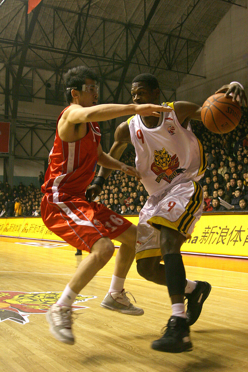 篮板高手震撼表现，助球队取胜