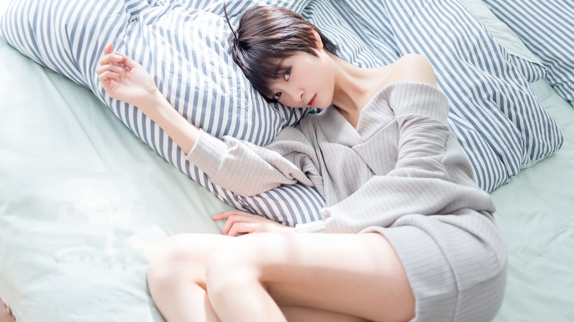 霍勒迪攻防统治全场，雄鹿淘汰赛力克坚韧马刺