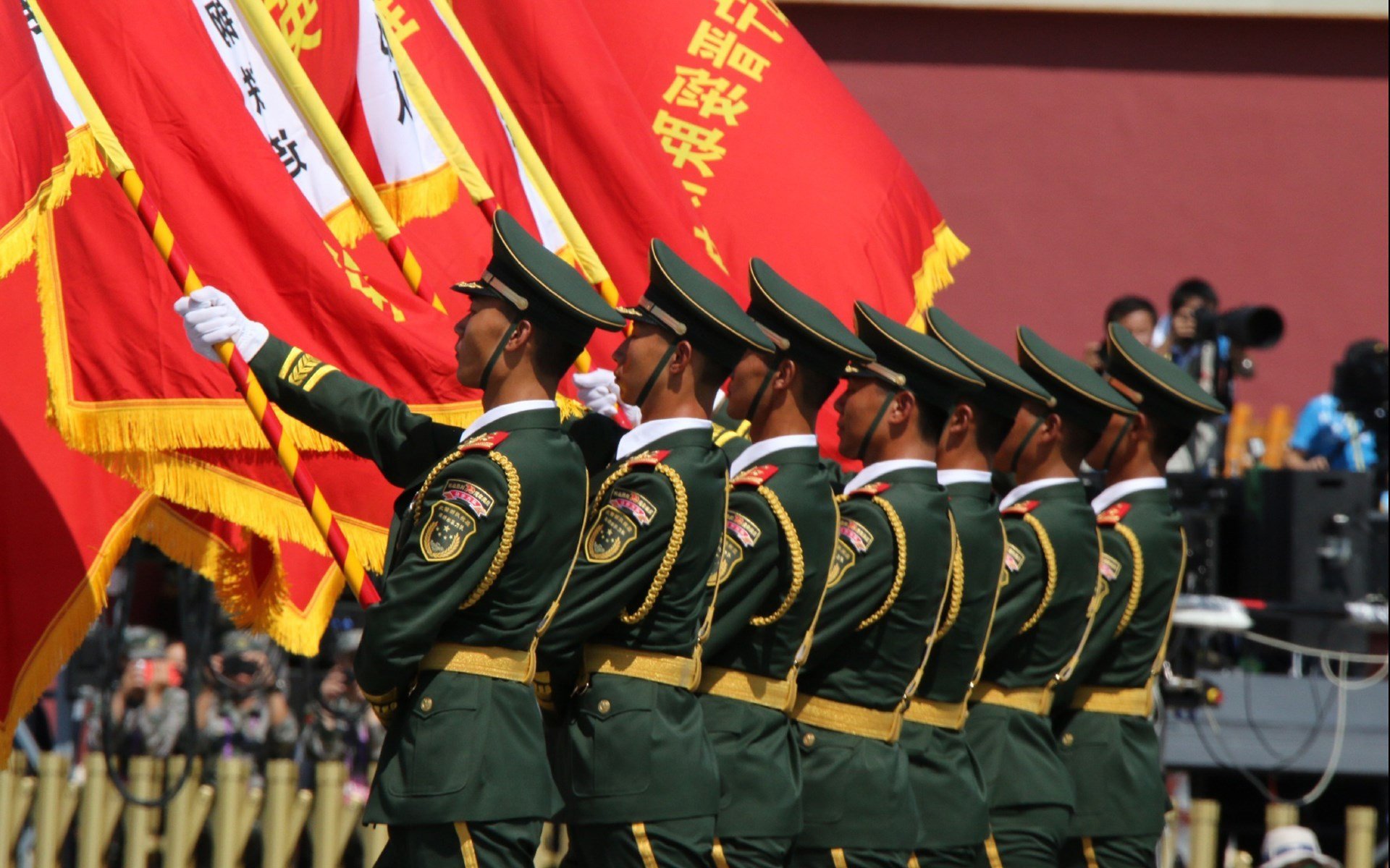 独行侠击败太阳昂首争冠，福克斯F1揭幕战一骑绝尘—双线竞技谱写体育传奇